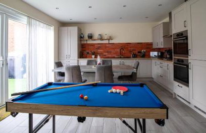 Impressive 4 Bed House Sleeps 8 - Private Parking Fast Wi-Fi Netflix & Foosball, Business Insurance and Leisure Travellers Welcome - Foto 10