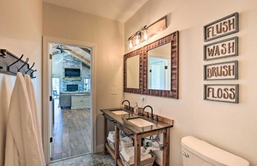 Chic Williamstown Retreat with Pool and Hot Tub! - Foto 16