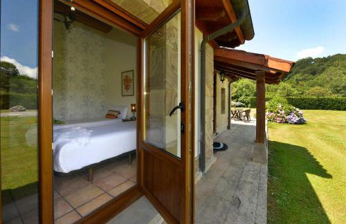 Piscina climatizada y cubierta 365 dias en Casa Rural con Encanto El Puentuco una de las casas mas valoradas de Cantabria - Foto 23