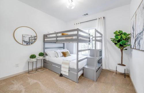 Stylish townhome near AT&T Stadium, Globe Life, Six Flags & More - Photo 8