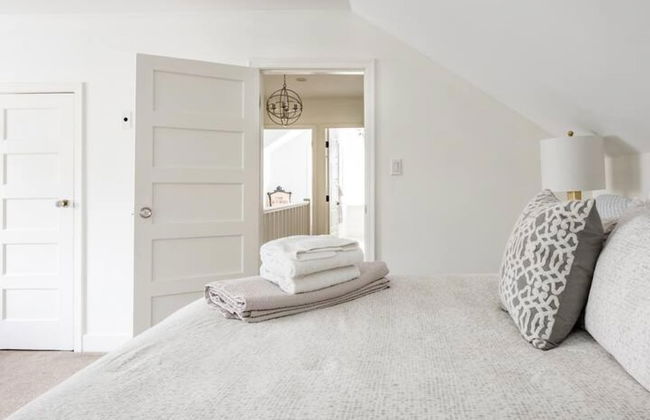 Gorgeous Bungalow With a Backyard Deck - Photo 50