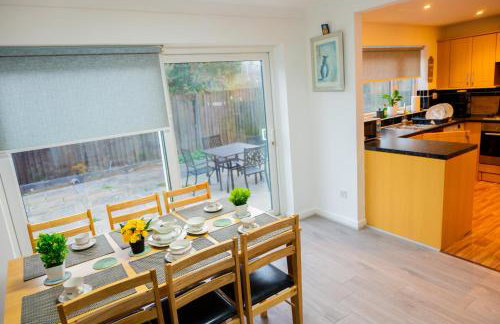 Beautiful Modern Home in London, Free Parking, Family Home, Sleeps 9, Close to Railway Station - Foto 32