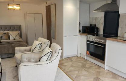 1-Bed Studio with Parking Ideal for Couples - Foto 27