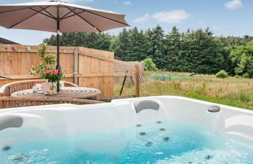 2-Bed Cottage Sleeps 4 with Hot Tub - Foto 1