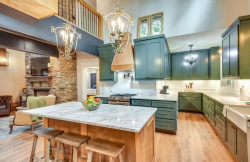 Luxurious Clarkesville Cabin with Decks and Fire Pit - Foto 7