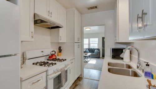 Van Nuys Abode with Patio, 7 Mi to Universal Studios - Foto 3