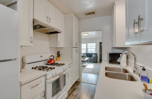 Van Nuys Abode with Patio, 7 Mi to Universal Studios - Foto 3