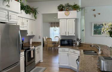 Private pool with a beautiful view overlooking the lake! Near Disney - Universal - Foto 31