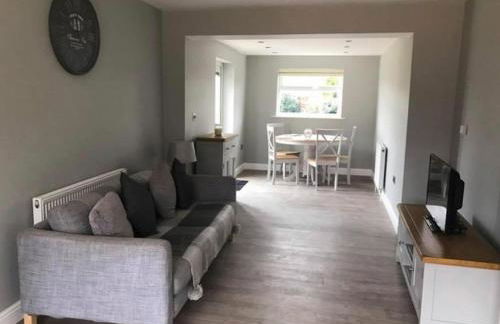 Pet-friendly - 2 Bedrooms Bungalow hot tub Parking - Foto 70