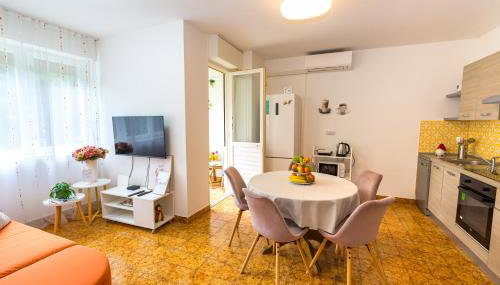 Cozy 2 Bedroom APT 15 Min Walk From Split Center and Beach - Foto 2, stove, toaster