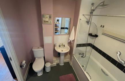 Sunset Heights Bright 2BR with City Views and Free Parking - Foto 20