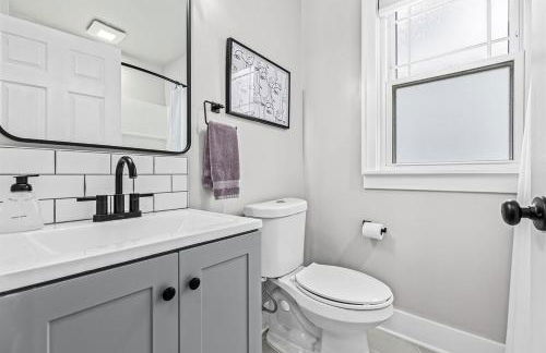 Spacious 4BR Home by Dtown Royal Oak - Photo 18