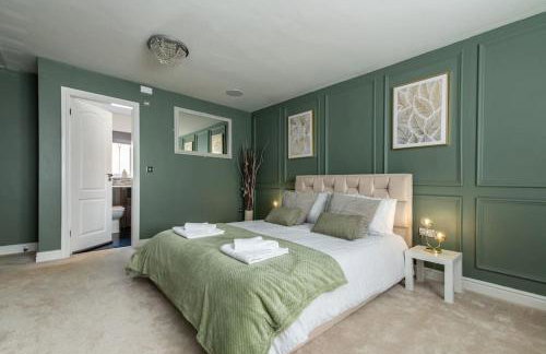 5Bed House with Games Room & Slide! Fast WiFI & FREE Parking - Photo 1