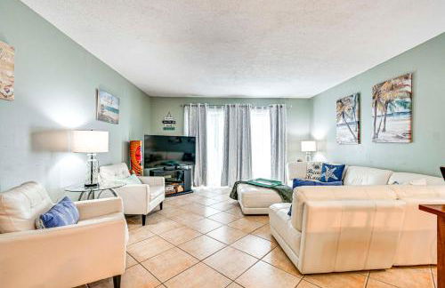 Steps to Sand Condo with Pool Access in Cocoa Beach - Foto 2