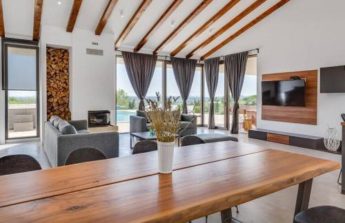 Luxury Spa Villa w Heated Pool, Jacuzzi & Sauna - Photo 17