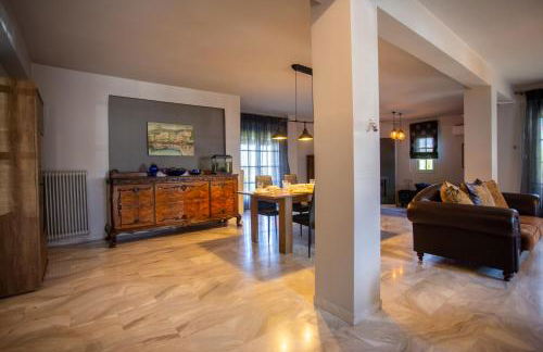 Τraditional fully detached villa on a luxurious hillock of Thessaloniki with its own garden also for family & wedding gatherings for 10 to 25 people only 15 minutes from airport - Foto 20