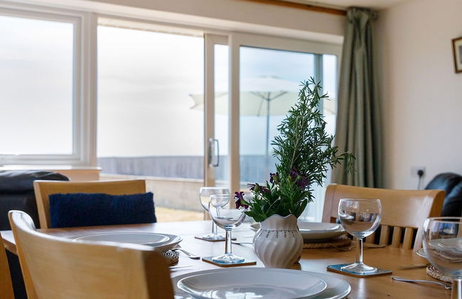 Sunny Seafront Chalet - Sleeps 6 - Photo 11