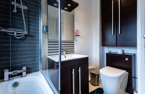 Comfortable 3-Bedroom House with Private Driveway in Bedford - Foto 16