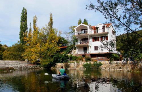 Waterfall House Getaway - Photo 15