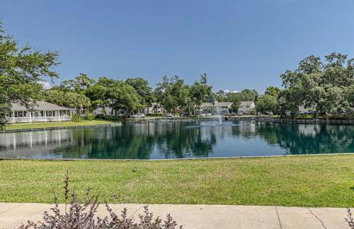 Relaxing Lakeview Stay Near Beach w Pool - Foto 8