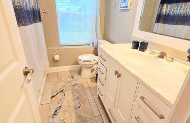 5 Mins from beach and has pool, hot tub, games, pet friendly - Foto 65