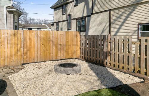 Spacious Home in DT Libertyville Near Naval Base - Foto 30