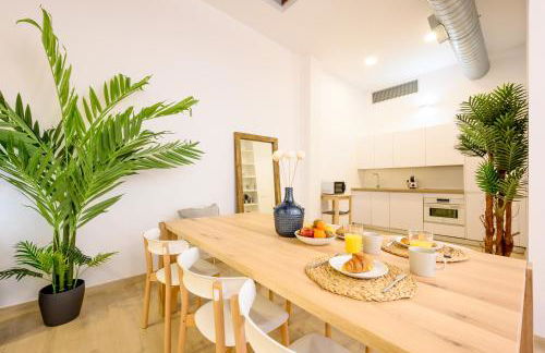 Modern 3 bedroom, city center with patio & high ceilings by 10ToSea - Photo 18