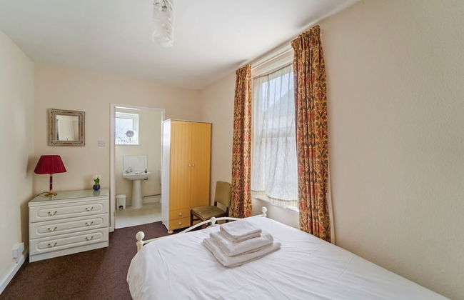 4 Bed Homely Retreat - Wolverhampton - Photo 5