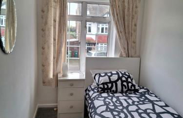 Nicely decorated 3 bedroom house near Heathrow, London - Foto 23