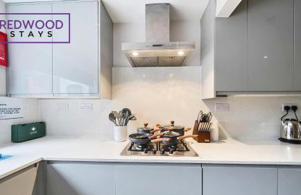 3-Bedroom Serviced House, Free Parking for 2 Cars, Free WiFi By Redwood Stays - Foto 29