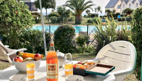 LocaLise - A05 - Plain-pied avec petite vue mer donnant sur la piscine et le jardin - Grande salle de bain - Wifi inclus - draps inclus - animaux bienvenus - parking gratuit - Foto 2, Garden view