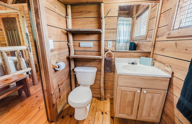 Budro's Bungalow 2 Bedroom Cabin by RedAwning - Photo 25