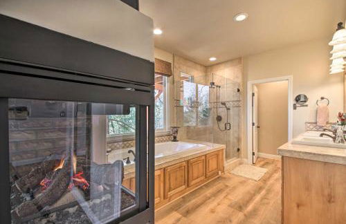 Sugar Bear Lodge with Game Room - 5 Mi to Village! - Foto 12