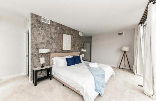 Posh 2BR Retreat Gym, Prkng and Scenic Rooftop - Photo 10