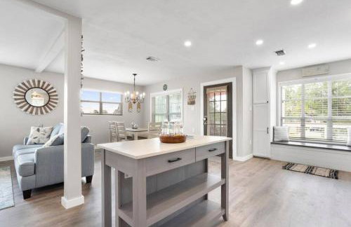 Waterfront Home Game Room Ping Pong Outdoor Bar Area - Foto 56