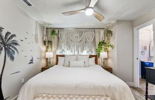 Luxury Home with Hot Tub & Outdoor Oasis blocks from the Beach - Foto 49