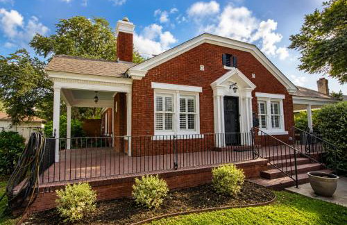 Charming home with pool, enclosed yard, patio & great Woodlawn Lake location - Foto 45