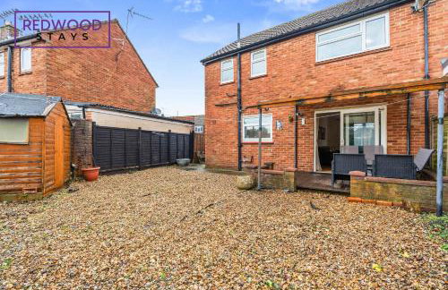 Cosy 3-Bedroom Serviced House with Free Fast WiFi and Parking for 2 Cars By Redwood Stays - Foto 31