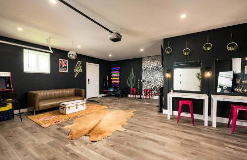 Wild West Disco Haus 2! New Hot Tub, Patio + Gym - Foto 55