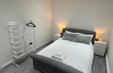 Luxury 2 Bed Apartment, Sleeps 6 with Sofa bed, Close to Sale Town & Tram Station - Photo 1