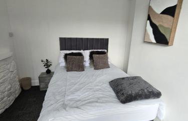 Stylish 4 Bed for long and short term stays - Photo 3