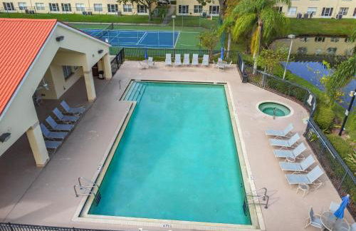 The Galactic Getaway, 3Bed, 2Bath Apartment, Free Parking, Heated Pool - Foto 11