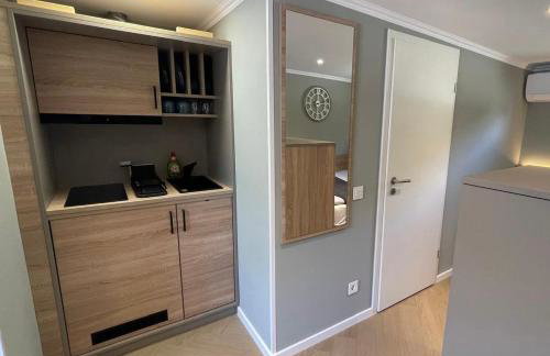Five Studios - Premium Rooms with King Size Bed, Kitchen, AC, close to Ramstein Air Base - Foto 6