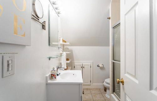 Charming 2BR Getaway with Modern Comforts - Foto 23