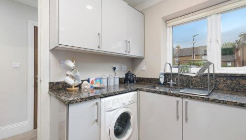 Town Center 4 Bedroom 4 bathroom Hse with Parking Slough By 360Stays - Foto 3