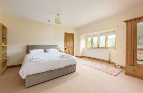 10 Bed Stunning House in village, with Hot Tub - Photo 20