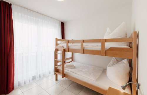 7SCHWABEN - 7 vollausgestattete Wohnungen unter einem Dach mitten in Bad Urach - Küche - Bad - WLAN - Waschmaschine - kostenloses Parken - E-Bike-Garage mit Ladestation - Altstadt, Bus, Bahn, E-Ladestation unter 5 Min - barrierefrei - rollstuhlgerecht - Foto 23