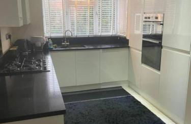 Charming House with Garden - Sleeps 6 & Parking - Foto 11