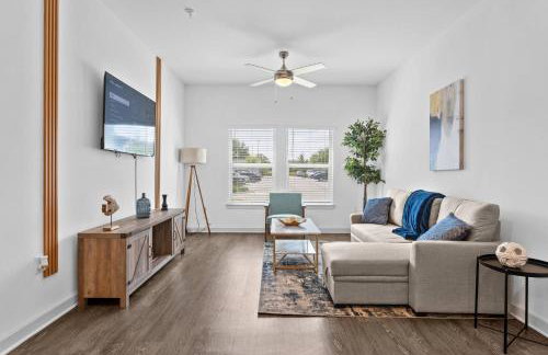 Chic 1BR Apt| King Bed| Pool| Gym| Close 2 Beach. - Foto 1