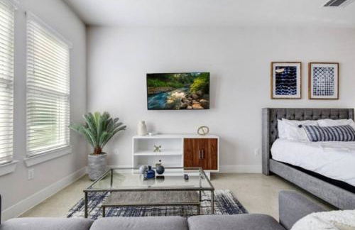 Vibrant Downtown Studio Wifi Pool Gym - Photo 15